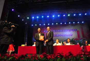 c4aa4b5035a99aa3f4e89809e89be2b0 王如法先生受聘重大客座教授(2013年) 1.jpg